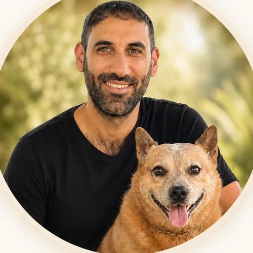 אוראל לוי, מייסד CrateHome, עם כלב
